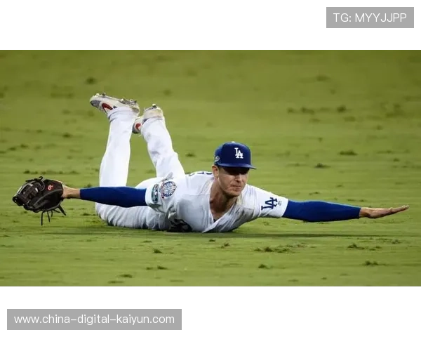 击球员全力挥棒，外野手飞身接杀精彩瞬间